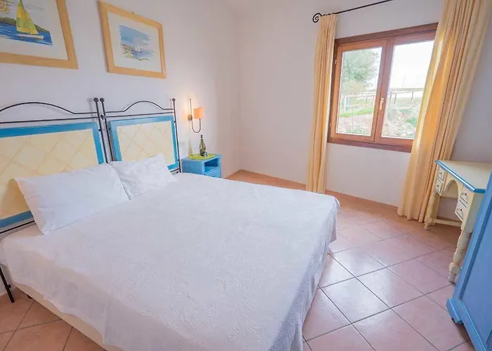 Lägenhet Baia Sant Anna Con Piscina